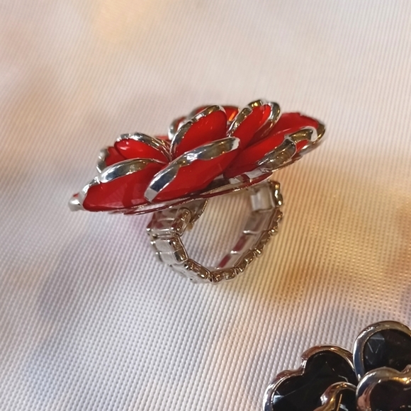NWT Pretty large flower ring 5 for $33 or $8 each. Stretch: one size fits most - Picture 4 of 6